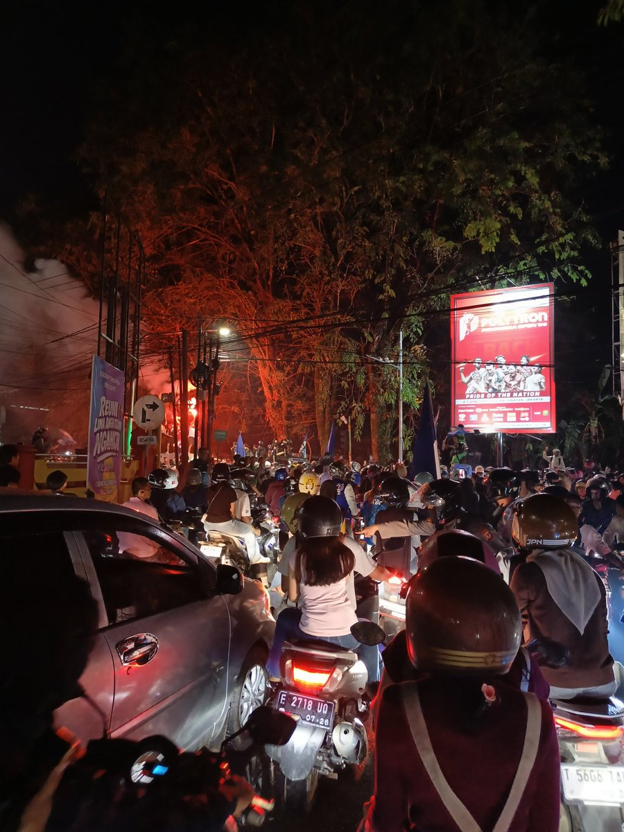 dodo_herera's tweet photo. Parunten goblog, Persib aing juara deui 💙🏆⭐⭐⭐⭐⭐ https://t.co/mkWKeGUu35