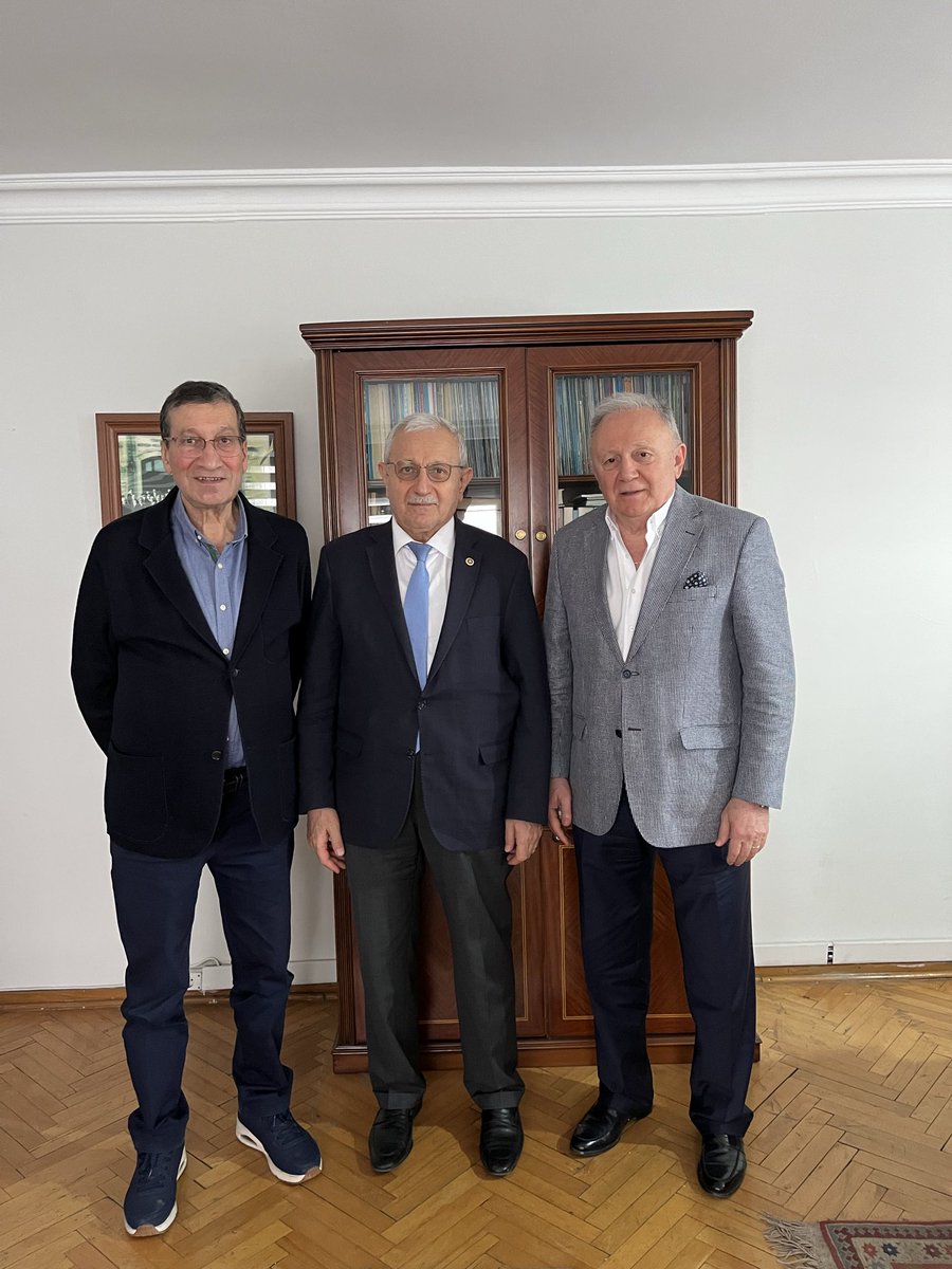 H_Nuhoglu's tweet photo. Samsun’dan İstanbul’a gelen Prof. Dr. Şükrü Küçüködük’e Türk Milliyetçiliği Fikir Sistemi ile Türk Düşüncesi kitaplarını hediye ettik. Bülent Arslan’ın da katılımı ile ülke sorunlarını konuştuk. Çözüm için İYİ Parti’ye ve Genel Başkan M. Dervişoğlu’na güvenmesine memnun olduk. https://t.co/HwpHhhqDc9