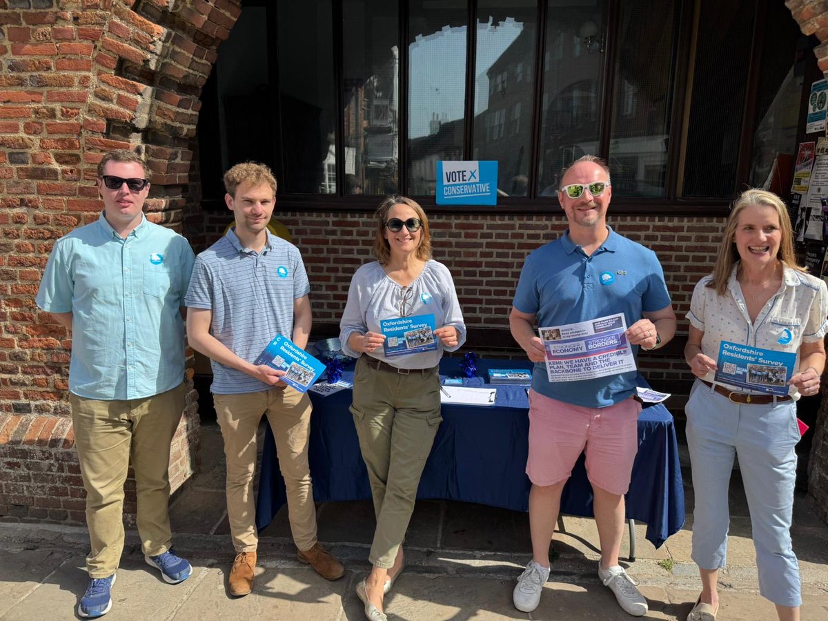 DylanAThomas's tweet photo. A perfect day to be out chatting to the people of Watlington with @OxonTories https://t.co/HTqdgknfBr