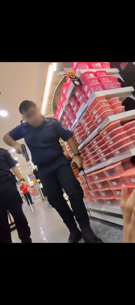FedeBasuald0's tweet photo. @sxnfxltrx @marianherrrera Mira el dedo, el que maneja arma pone el dedo por fuera por cuestiones de seguridad si no vas a disparar, aca en la foto se nota que esta en el gatillo, en un ambiente cerrado, lleno de gente EN UN SUPERMERCADO https://t.co/cTx5a1zCj0