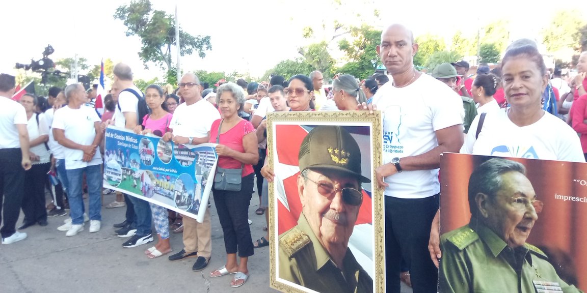 NguyenStgdeCuba's tweet photo. Es poder del pueblo, de unidad y convicción, elementos esenciales para la defensa de la soberanía y los valores de una nación. #RaúlEsRaúl. «No se irrespeta a los héroes de la Patria, no se ofenden historia y tradiciones sin respuesta. No en Cuba». #LaPatriaSeDefiende 🇨🇺 https://t.co/N5B6d8EWRJ