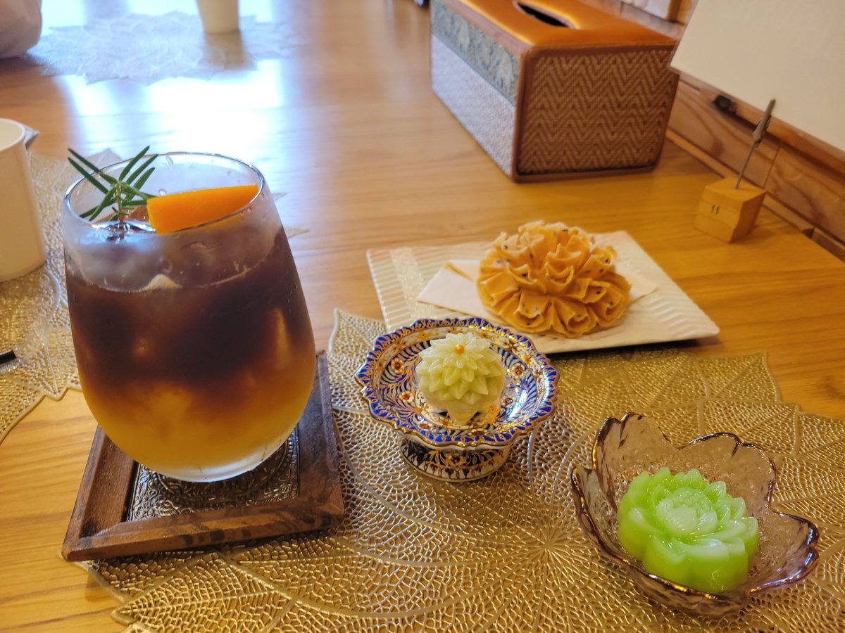 robasumi555's tweet photo. アフターヌーンタイブレイク🇹🇭
酸味の超えた柑橘系コーヒーと和菓子みたいな伝統スイーツってなんか身近じゃん！ https://t.co/1fkEOWEuPw