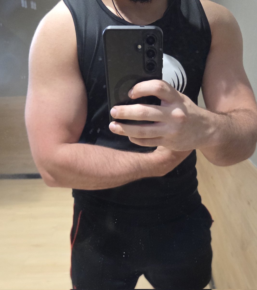 apollo_stud99's tweet photo. Who wants to be cuddled? 😈💪🏻

#gym #bodybuilding #muscle #growth https://t.co/TVZ4zzISbT