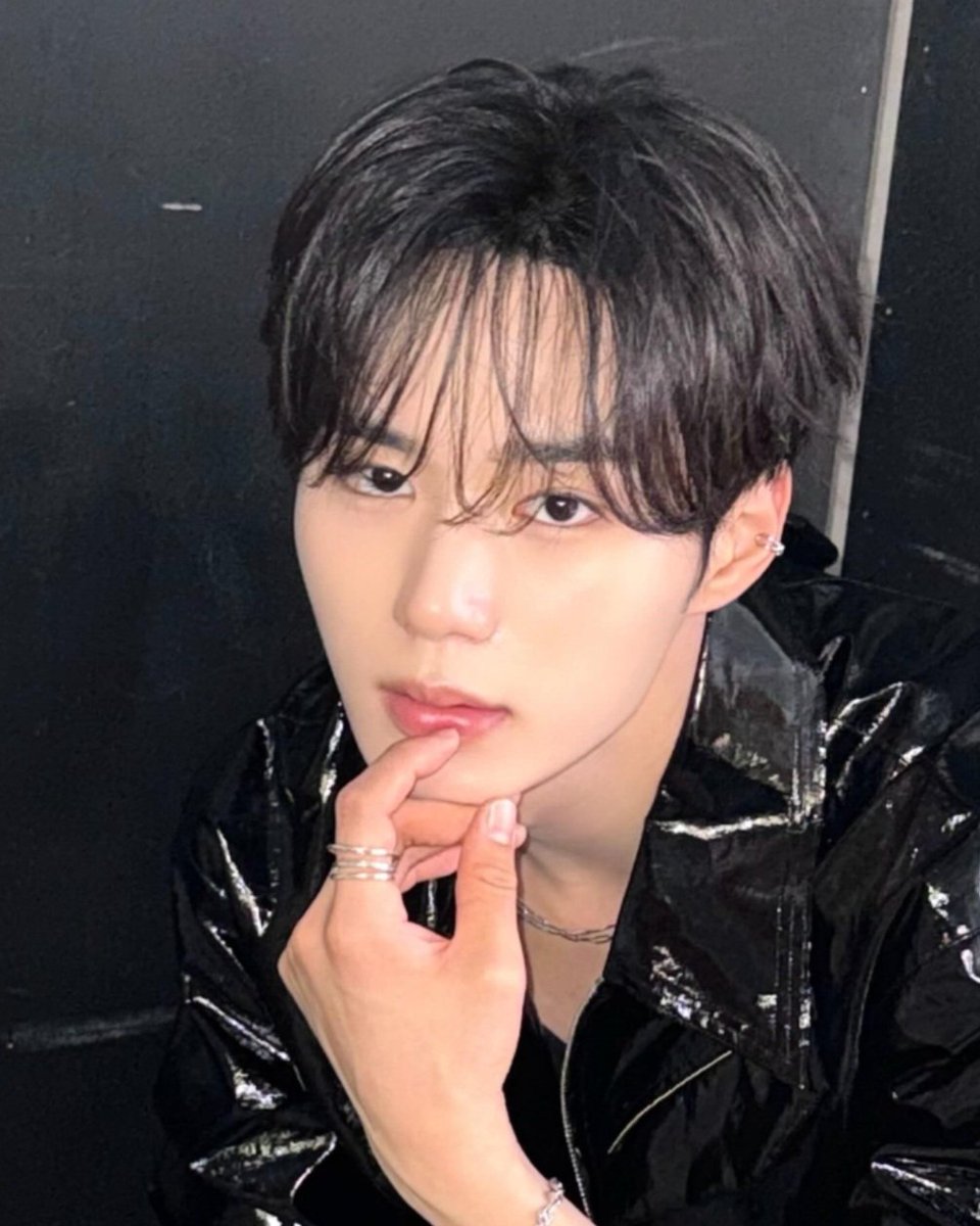 메리 tweet media