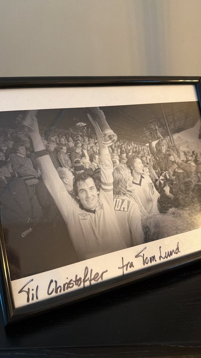 Ckvaern's tweet photo. Vår største helt 💛🖤 Hvil i fred https://t.co/eVkUa0leWE