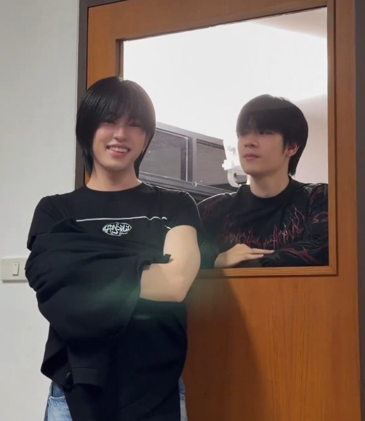 cloudysaturr's tweet photo. Awal shock liat kakak pake crop top dr belakang, pas hadap depan lebih shock lagi karna kakak pake baju dari aku, huaaa 😭💗

Kakak makasih udah dipake ya 🥹

#LatteKim #kkim_pst https://t.co/W5uC4dlT3d