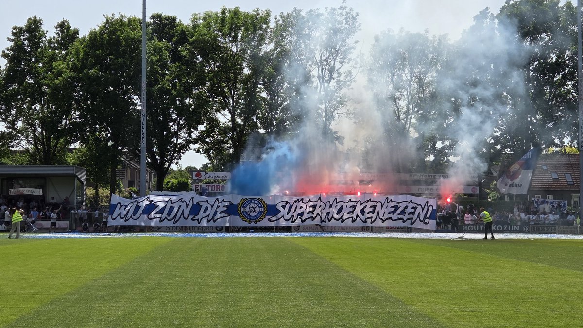 ArjandeJonge299's tweet photo. "De dood of de gladiolen......" @De_Treffers - @HSV_Hoek #trehoe https://t.co/BRwqJNH6CR