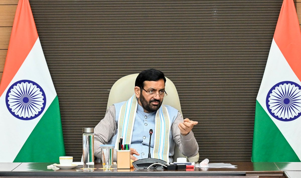 cmohry's tweet photo. मुख्यमंत्री श्री @NayabSainiBJP ने आज चंडीगढ़ में विभिन्न क्षेत्रों में कार्यरत पिछले अलग-अलग बैच के मुख्यमंत्री सुशासन सहयोगियों (CMGGA) के साथ समीक्षा बैठक की। बैठक के दौरान मुख्यमंत्री ने प्रधानमंत्री श्री @narendramodi के "विकसित भारत-2047" के विजन को धरातल पर साकार करने की दिशा में समर्पित भाव से कार्य करने का आह्वान किया।

बैठक के दौरान पूर्व सुशासन सहयोगियों ने अपने-अपने फील्ड अनुभव मुख्यमंत्री के साथ साझा किए। मुख्यमंत्री ने सभी सहयोगियों को कहा कि वे अपने कार्यक्षेत्र से संबंधित विस्तृत ब्रीफ नोट मुख्यमंत्री कार्यालय को उपलब्ध करवाएं। 

साथ ही, रिपोर्ट में यह उल्लेख किया जाए कि फील्ड में कार्य करते समय किन चुनौतियों का सामना करना पड़ा, संबंधित अधिकारियों का सहयोग किस प्रकार मिला, कौन-कौन से प्रोजेक्ट प्रभावी रूप से आगे बढ़े तथा किन क्षेत्रों में अभी और कार्य किए जाने की आवश्यकता है। इस दौरान मुख्यमंत्री के समक्ष कुछ सुझाव भी प्रस्तुत किए गए।