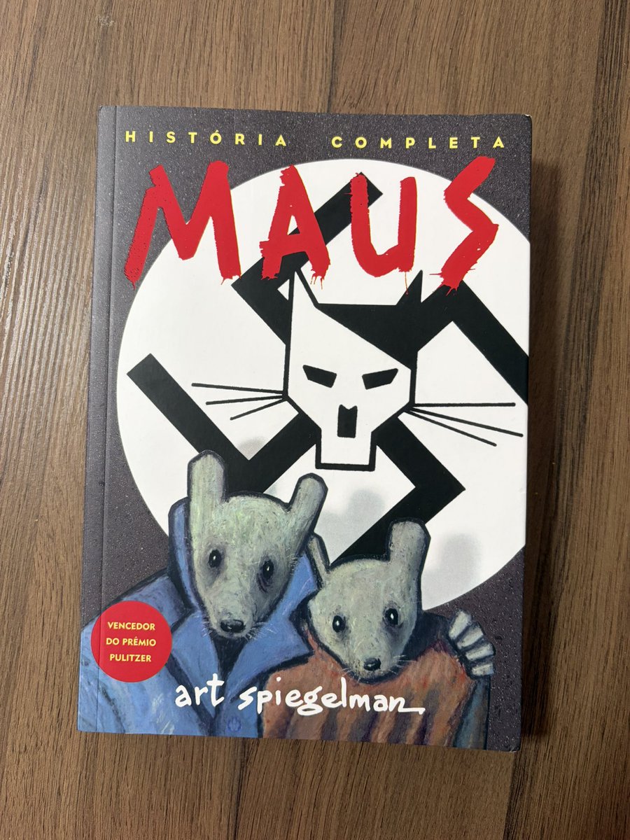 prioriadv's tweet photo. Terminei “Maus” e uma das coisas que mais me impressionou foi a honestidade do autor ao retratar o próprio pai e a si mesmo. Vladek não aparece como uma “vítima ideal”, ele é mesquinho em alguns momentos, preconceituoso em outros, difícil de conviver, contraditório o tempo inteiro.