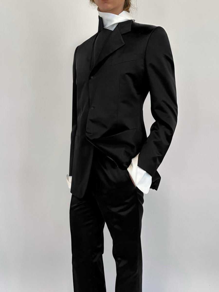 thecult_swine's tweet photo. I often look for suits that are quite plain but just slightly askew. This is a perfect example.

It’s a @celineofficial tuxedo worn by @Monsieurmirage at the 79th Cannes Film Festival. I love the weird little collar and the flipped lapel. Purposefully messy. https://t.co/M9iZnxfftu
