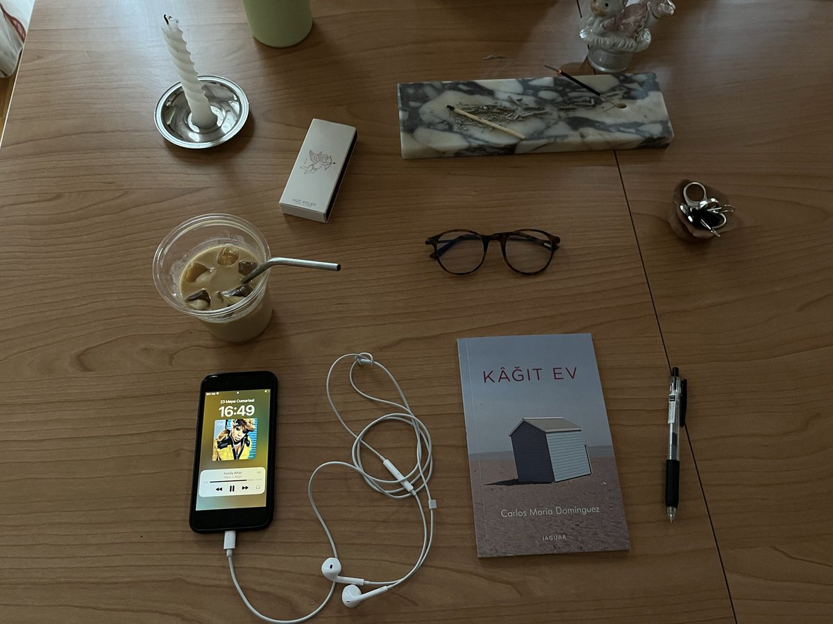 nevzsblog's tweet photo. rainy saturday reading :3 https://t.co/5Db0fbvHMF