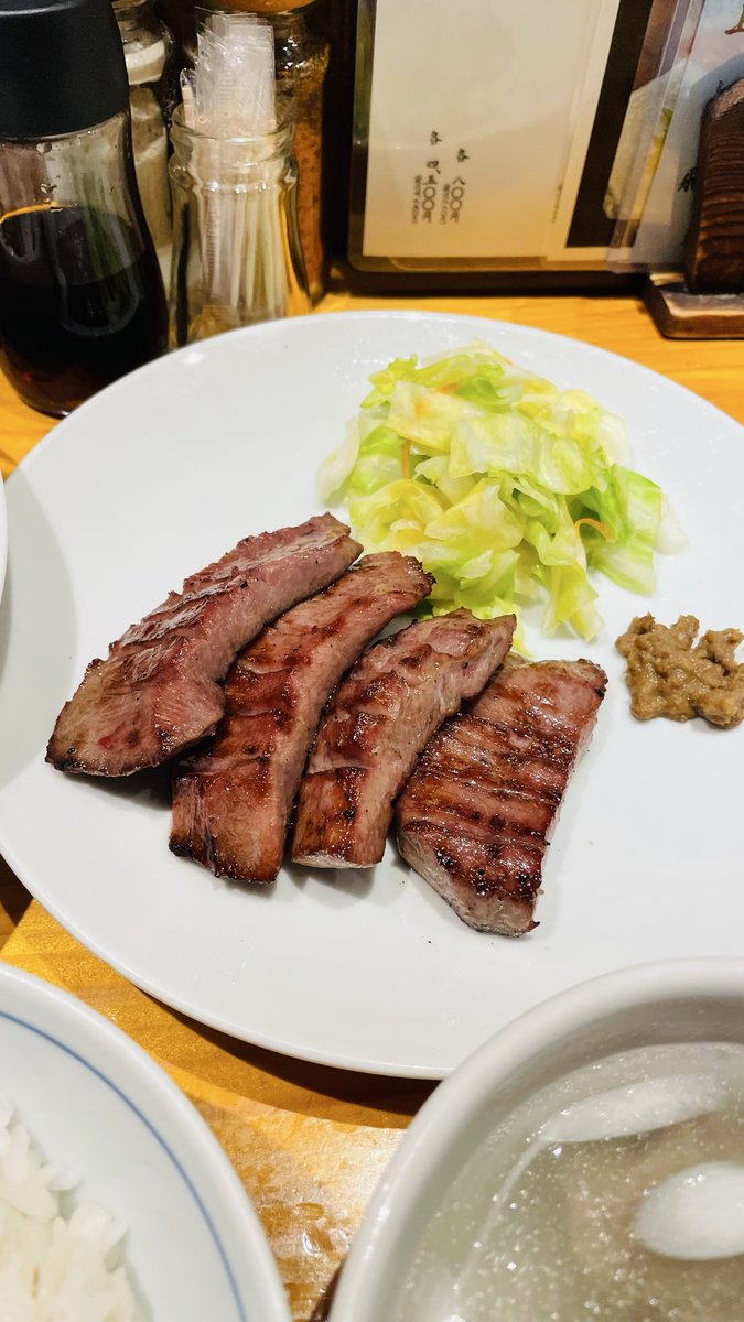 ronzozo's tweet photo. 今日2店目の牛タンたたき。牛タン料理閣。正直に言うとたたきも焼きも昼に行った店より閣の方が断然美味しかった。(写真はハーフ)トマトサラダ(ハーフ)も美味しい！仙台いいなー。 https://t.co/cA43eU2iCg