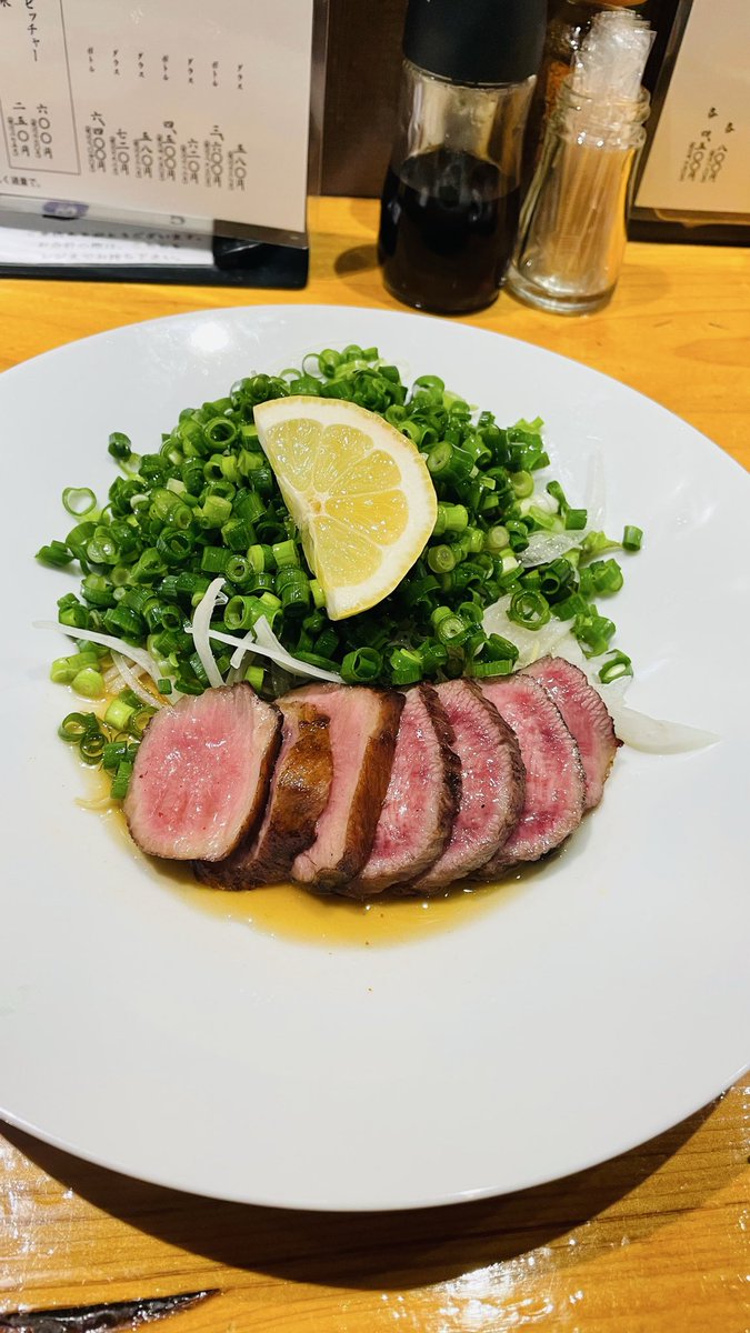 ronzozo's tweet photo. 今日2店目の牛タンたたき。牛タン料理閣。正直に言うとたたきも焼きも昼に行った店より閣の方が断然美味しかった。(写真はハーフ)トマトサラダ(ハーフ)も美味しい！仙台いいなー。 https://t.co/cA43eU2iCg