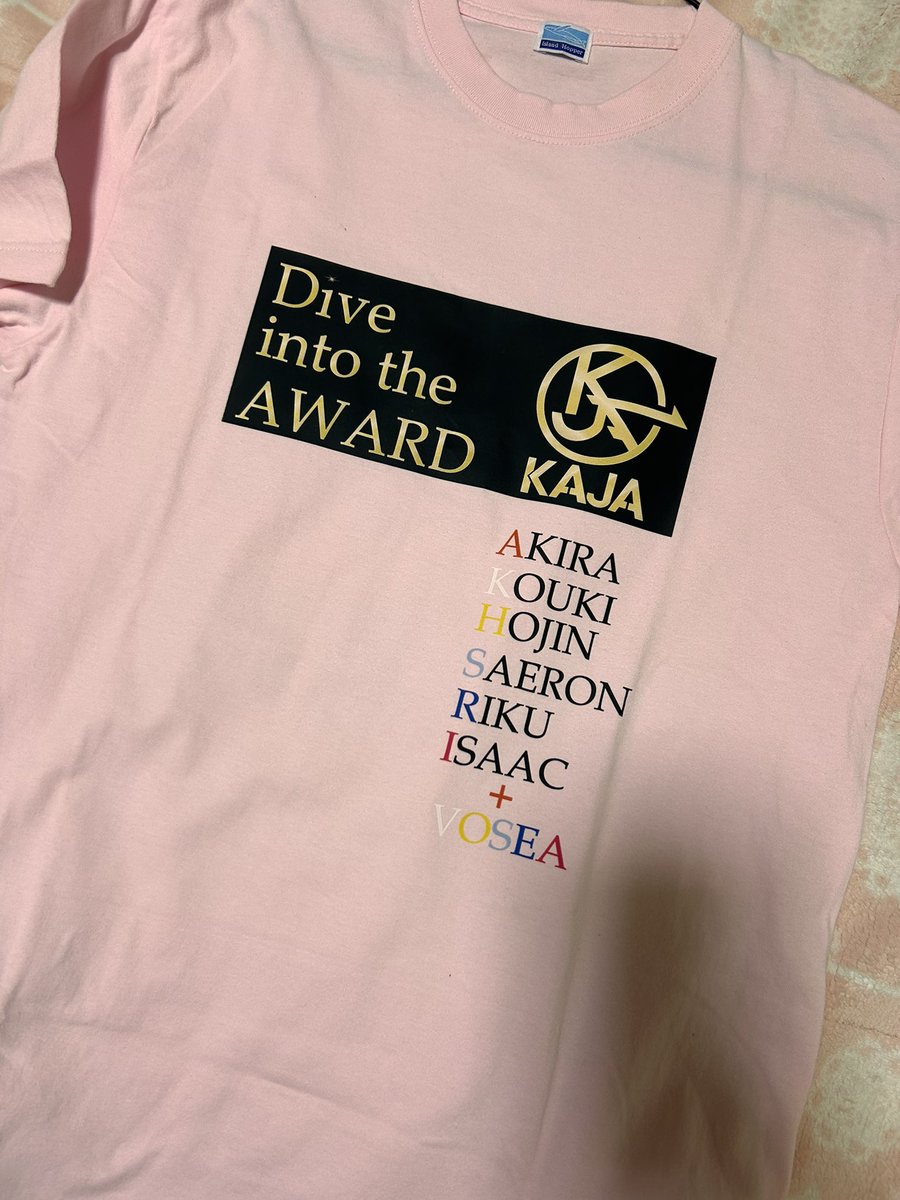 chibitomo_s's tweet photo. 昨日あわててオリジナルTシャツ作ったの！
ライブで着てたんだけど…気づいたメンバーいるかな？アンコールの時にメンバーが着てたTシャツと色違いだけど、少し感じが似ててビックリした🫢裏面もこだわったから見せたかったな〜愛届け〜🧡🤍💛💙🩵🩷
#KAJA #DiveintotheAWARd 
#オリジナルTシャツ https://t.co/NGSDJKDouf