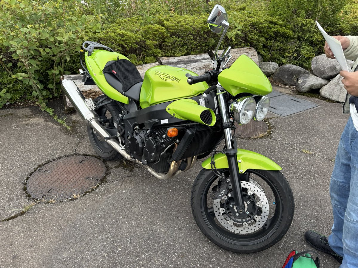 DECOJB64W's tweet photo. 個人的今日のMVP

トライアンフ　スピードフォー

まさか実在するとは！
(都市伝説レベルの存在かと思ってた) https://t.co/WJ9DNxFiim