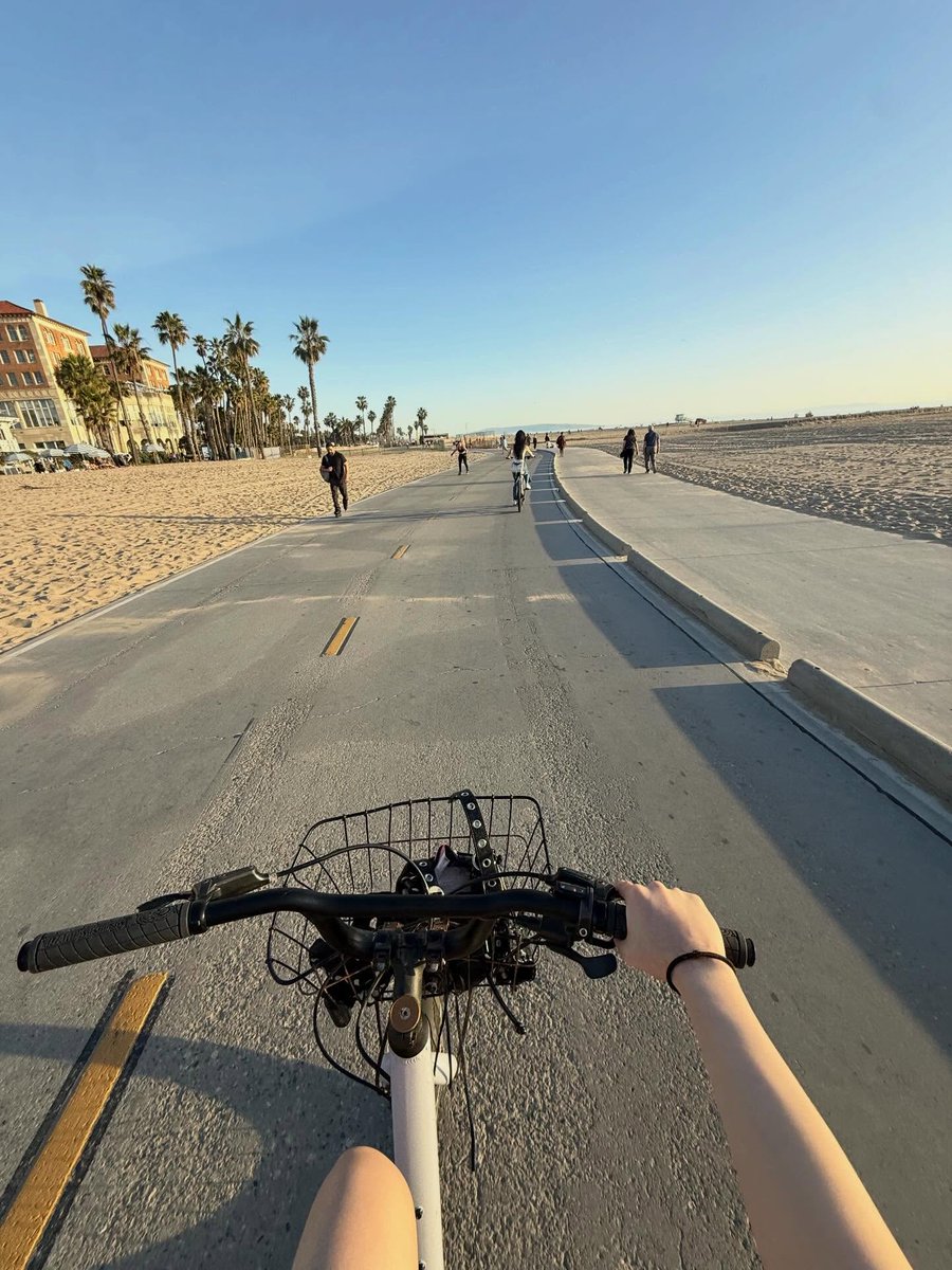 jizewon's tweet photo. Chasing the afternoon sun in Los Angeles. Spent the day pedaling past the classic coastal architecture and lively boardwalks. Finding the best views of the city happens when you slow down and just ride. 🌴☀️ https://t.co/y7l54k1KMp