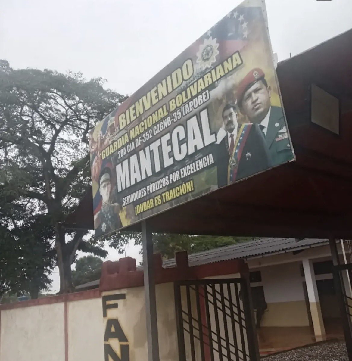 FundehullanVzla's tweet photo. 🚨 ¡ALERTA 🚨
Van más de 18 horas de la detención arbitraria de Yoel Sucre, coordinador de @VenteVenezuela en Barinas. Fue retenido por la GNB en un punto de control en Bruzual (límites Apure-Barinas) y trasladado esposado a Mantecal.

Pretenden presentarlo bajo graves violaciones a los DDHH mediante falsas acusaciones de "terrorismo e incitación al odio". La persecución política del régimen se ensaña ferozmente contra el liderazgo democrático en las regiones de Venezuela.

¡Exigimos su libertad inmediata y el cese del hostigamiento! #LiberenAYoel #DDHH #Venezuela