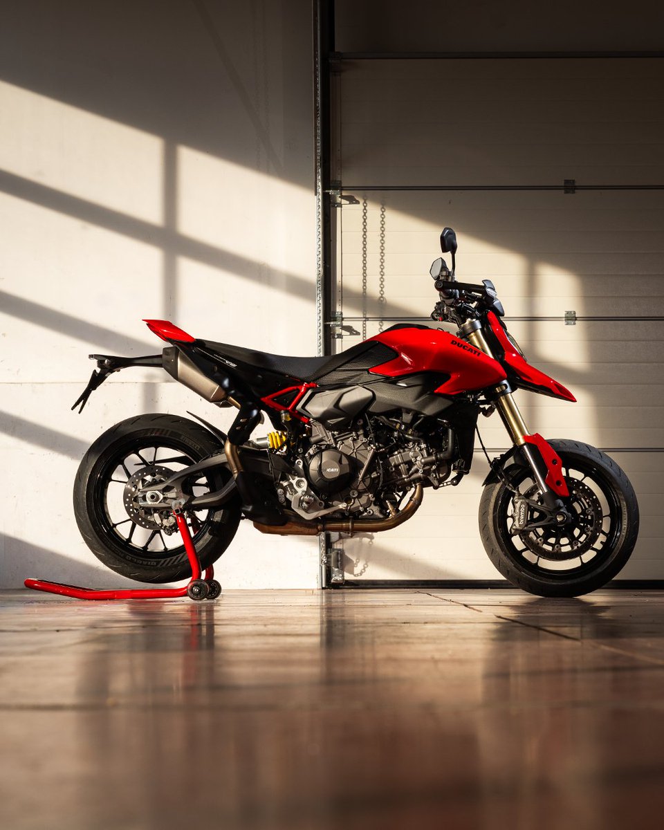DucatiMotor's tweet photo. The Hypermotard V2 with clean, aggressive lines that continue to impress. Will this be the next bike in your garage?
https://t.co/D7o5UENw2Q

#Ducati #HypermotardV2 https://t.co/dl1UBdXlex