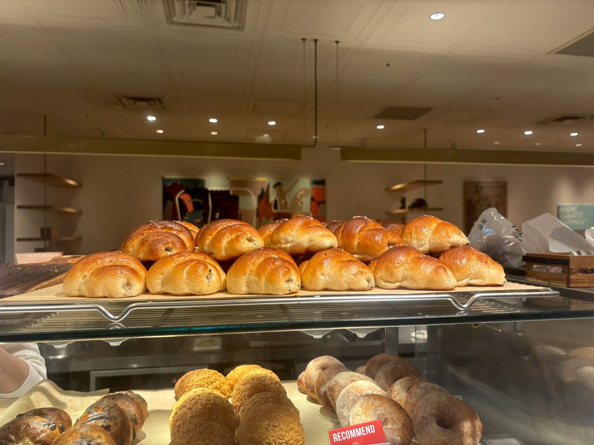 mfmfnyako's tweet photo. TRUFFLEBakeryのトリュフパンガチで危険。気づいたら次の日のために買った分も食べたレベルで美味しい꒰´ᴗ ·̫ ᴗก̀꒱💧
トリュフポテト卒業して次は完全にトリュフ塩パン沼入った🍞♡ https://t.co/SGpdAglYrK