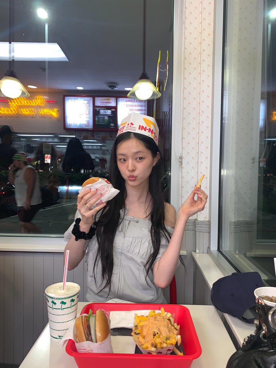jizewon's tweet photo. First stop in LA had to be the holy grail of burgers. 🌴🍔 Trying to look cute while secretly plotting how to finish these Animal Style fries by myself. When in Rome... or well, California! https://t.co/12ADZ7Dfs3