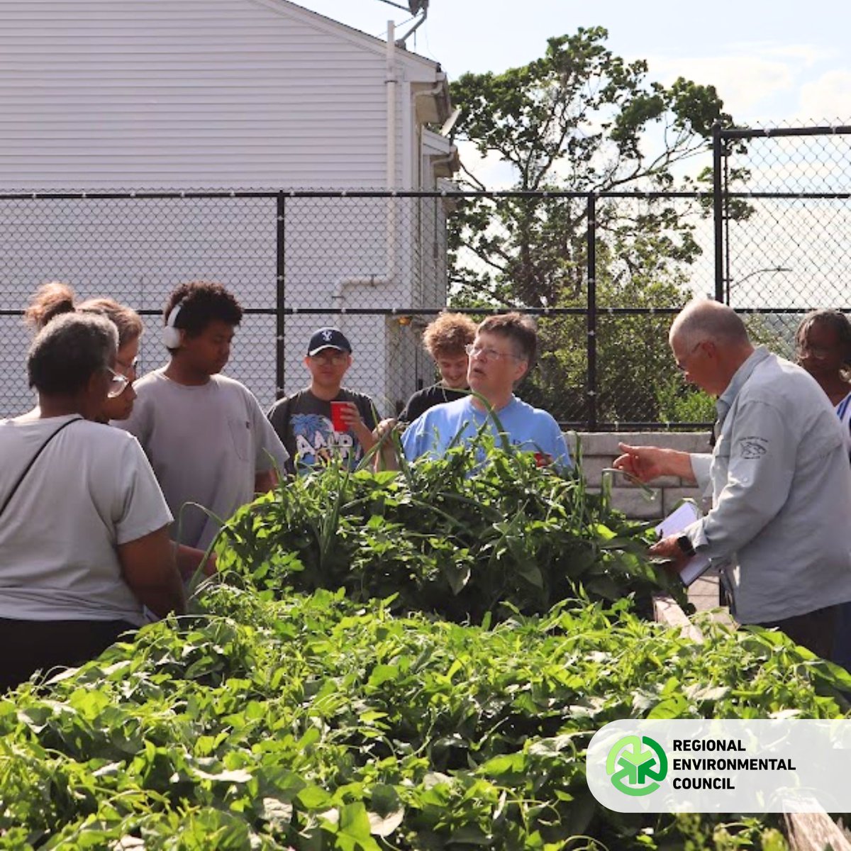 RECWorcester's tweet photo. Earlier this week, we hosted a Raised Bed Workshop at the Grant Square Community Garden with Gretle Anspach of the Massachusetts Master Gardeners Association! 🌱
Check back soon for UGROW summer workshops! 
UGROW Workshops: https://t.co/9Coetqj2xE
#RECWorcester #MMGA https://t.co/pB6H7Edxzc