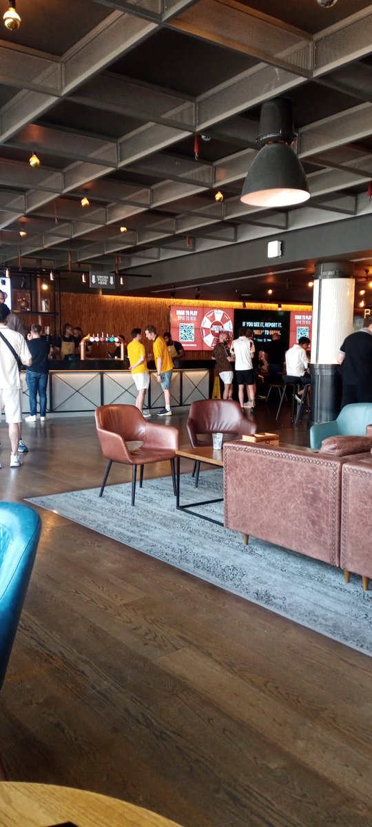 Dawes4Graham's tweet photo. 3lions bar 30 mins to kick off UTT!! #hcafc https://t.co/rcB9Jx77BP