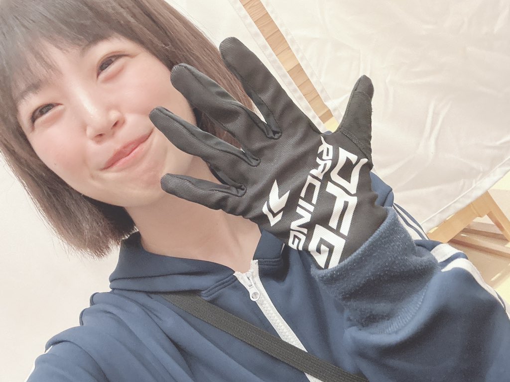 nyanba_youka's tweet photo. #LMX の #本田七海 選手と📷✨
今回私も #DFG を着させて頂いていて、私も手が小さい族で、グローブXSできて嬉しかった仲間です(*´◒`*)
今日の朝新品を受け取って、決勝で初めて使ったのですが、最初からしっかり手に馴染んで違和感なく走れました🏁
#JMX
明日ファイトー!!🔥 https://t.co/4BAJ5jXyKA