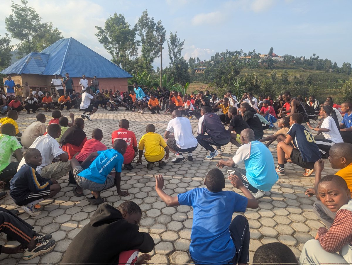 RutsiroDistrict's tweet photo. #Rutsiro: siporo ni ingenzi mu buzima bwacu. Ni byiza kuyitabira no kuyikora uko bikwiye.
Uyu munsi abaturage bifatanyije n'abayobozi muri siporo rusange mu Mirenge igize Akarere. Abitabiriye bashishikarijwe kugira isuku, gutanga umusanzu wa Mituweli hakiri kare, ... https://t.co/oaqlO3YqHj