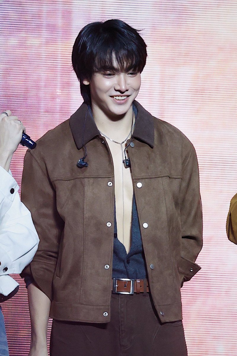 jaidee018's tweet photo. I am sorry but my heart is actually racing so fast after seeing him in such a cute adorable puppy look today. I want to squish him like how can someone nail both looks, yesterday was sexy and today was cute.🫠🫠🫠🫠

JOONGDUNK RACING CHAMPION
#LOLFanFest2026D2 https://t.co/FMtHXV0oxt