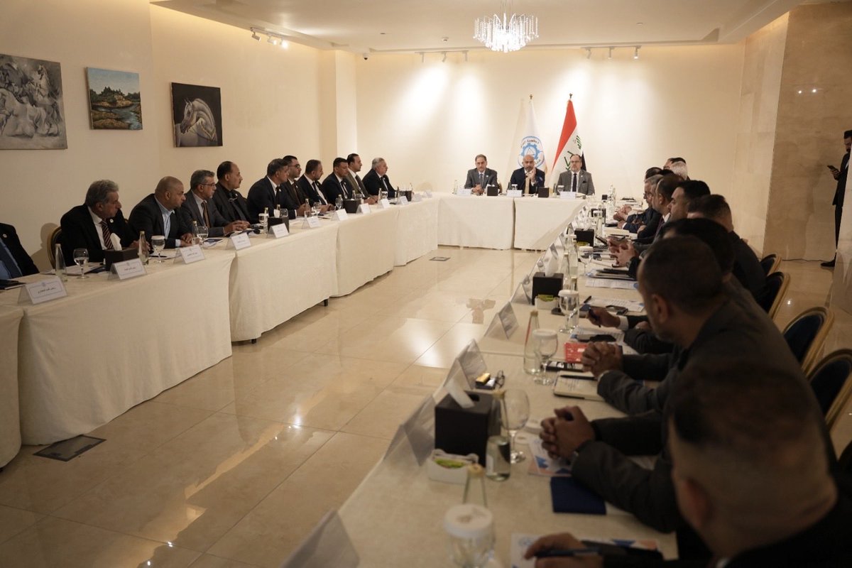 ieu1959's tweet photo. برئاسة السيد النقيب.. الاجتماع الاستشاري لنقابة المهندسين يناقش تخصيص الأراضي وتوفير فرص العمل والتحديات المهنية

عقدت نقابة المهندسين العراقية، اليوم السبت الموافق ٢٣ أيار ٢٠٢٦، الاجتماع الاستشاري الأول للسنة الثانية من الدورة التاسعة والعشرين، برئاسة السيد نقيب المهندسين العراقيين المهندس الاستشاري ذوالفقار حوشي المكصوصي، وبحضور نائب النقيب الدكتور زيد عز الدين محمد نوري، وأمين السر المهندس حيدر علي الرفيعي، وأمين السر المساعد المهندس شاكر عبد الحميد الكحلي، إلى جانب أعضاء مجلس النقابة ورؤساء الأقسام والفروع في المحافظات.

وفي مستهل الجلسة اكد السيد النقيب أهمية المجلس الاستشاري في توحيد الرؤى وتعزيز التنسيق بين المركز العام والفروع، بما يسهم في تطوير الأداء النقابي والارتقاء بالخدمات المقدمة للمهندسين في مختلف المحافظات.

وأشار السيد النقيب إلى حرص النقابة على مواصلة جهودها في الدفاع عن حقوق المهندسين وتبني مطالبهم المهنية والخدمية، والعمل على معالجة التحديات التي تواجههم في القطاعين العام والخاص، بما يعزز مكانة المهندس العراقي ودوره في مسيرة البناء والتنمية.

وشهد الاجتماع مناقشة عدد من الملفات المهمة، وفي مقدمتها ملف استحصال الأراضي للزملاء المهندسين في بغداد والمحافظات، حيث جرى استعراض ما تحقق من موافقات في بغداد وعدد من المحافظات، مع التأكيد على استمرار المتابعة والتنسيق مع الجهات المعنية لتحقيق هدف توفير قطعة أرض لكل مهندس.

كما ناقش المجتمعون ملف المخصصات الهندسية، والتحديات التي تواجه المهندسين الخبراء، إلى جانب بحث واقع المكاتب الاستشارية، والتأكيد على أهمية دعم المكاتب المجازة وتنظيم عمل المكاتب غير المجازة وفق الضوابط القانونية والمهنية المعتمدة، بما يحفظ حقوق المهندسين ويرتقي بمستوى العمل الاستشاري في العراق.

وتناول الاجتماع كذلك أهمية توفير الحماية القانونية للمهندسين أثناء أداء مهامهم، واعتماد القنوات النقابية المختصة في إجراءات المساءلة المهنية، بما يحفظ حقوق المهندس ويعزز بيئة العمل المهنية. كما جرى بحث آليات توفير فرص العمل للمهندسين، سواء من خلال درجات الحذف والاستحداث في القطاع العام، أو عبر إلزام مؤسسات القطاع الخاص بتشغيل المهندسين ضمن ملاكاتها الهندسية، وفقاً للضوابط والسياقات المعتمدة.

كما بحث الاجتماع الاستعدادات الخاصة بفعاليات يوم المهندس العراقي، وآليات الاحتفاء بهذه المناسبة التي تُجسّد مكانة المهندس العراقي ودوره في دعم التنمية وتطوير البنى التحتية وخدمة المجتمع.

وفي ختام الاجتماع، أكد السيد النقيب أهمية تعزيز العمل المؤسسي وتكثيف التعاون بين المركز العام والفروع، بما يسهم في تطوير عمل النقابة والارتقاء بمستوى الخدمات المقدمة للمهندسين، وبما ينسجم مع تطلعات الأسرة الهندسية في عموم العراق.