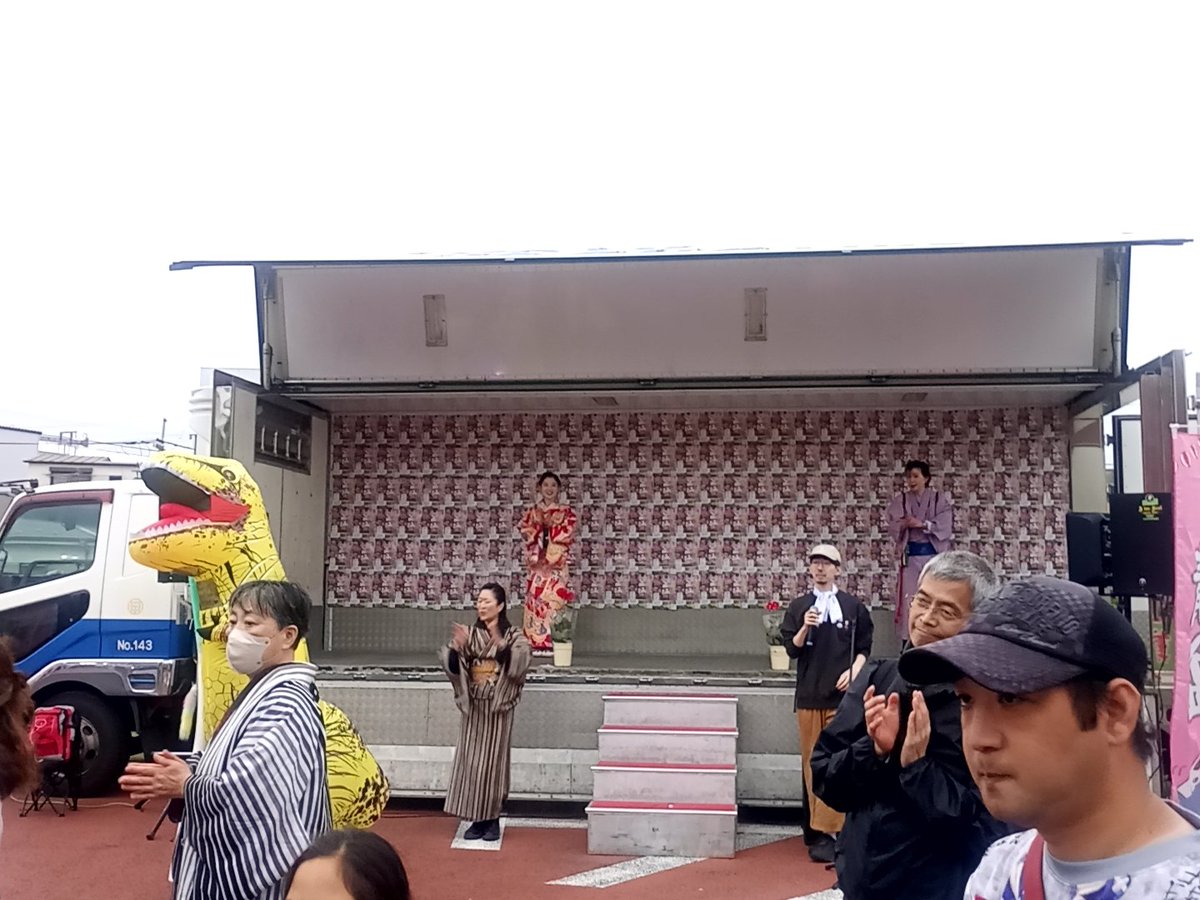 BagPacker2023's tweet photo. しながわヘリポート
盆踊

☔が降らなくとてもいい日

トラックのポスター貼り、昨年は上手く出来ませんでしたが歌手の高尾彩佳さんとしたら上手く早く完成。出来最良
来客も多くAforReal庄司さんの生唄、盆Rock
晴盆、町会、区議会議長さん等のお力添えで大成功。皆様有難う御座いました。

#盆踊り https://t.co/hQJsvMvfU1