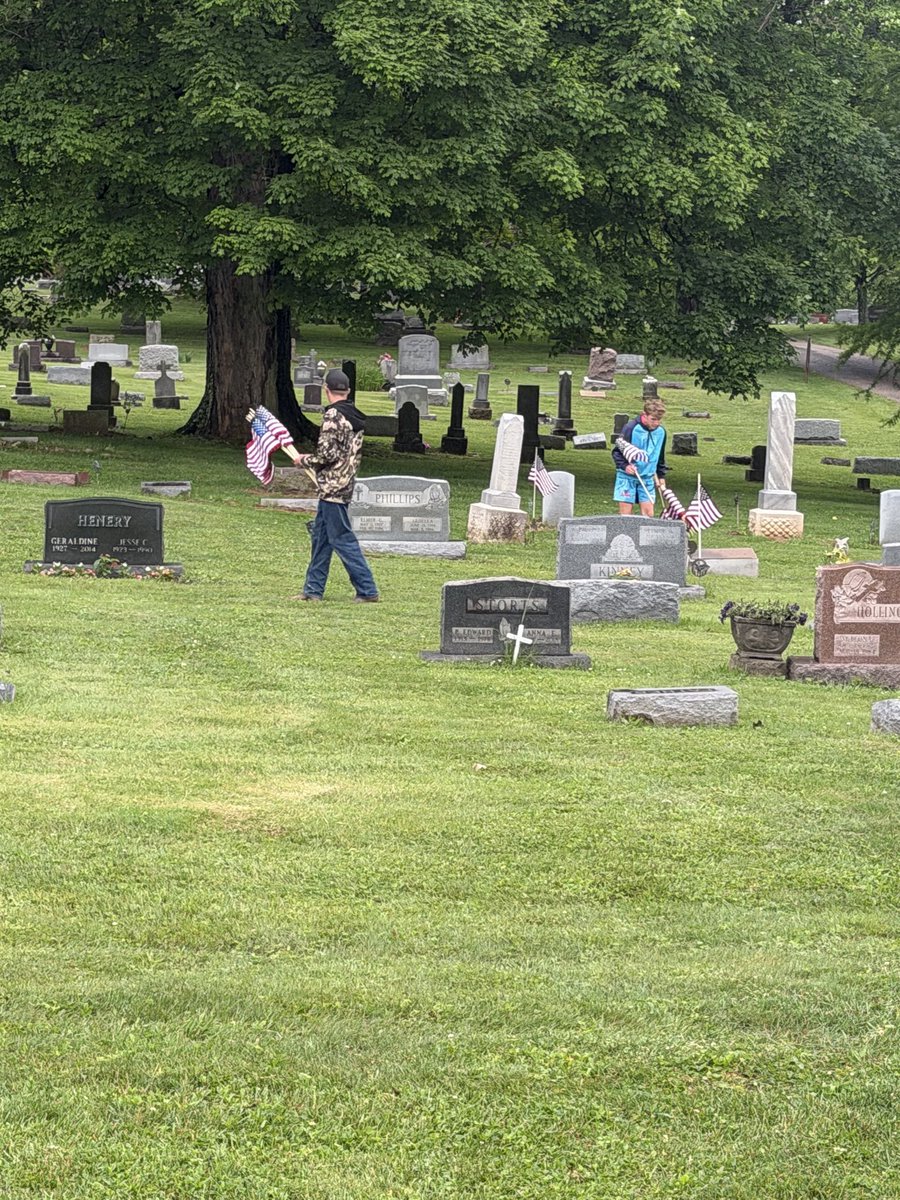 CoachKevinBoard's tweet photo. Over 30 guys up early to place flags on the graves of those men and women that gave the ultimate sacrifice! 
We honor you! https://t.co/VU90pAxfX5