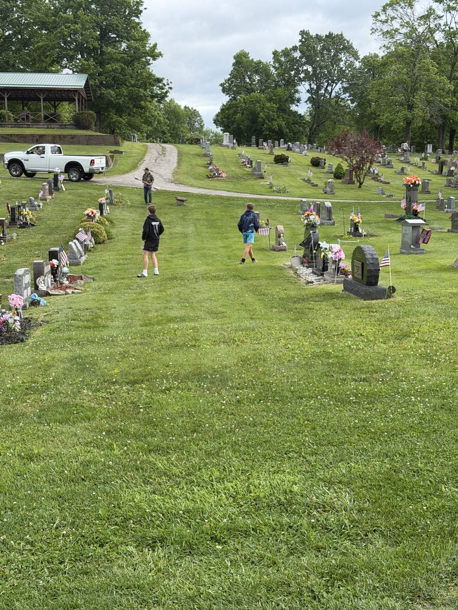 CoachKevinBoard's tweet photo. Over 30 guys up early to place flags on the graves of those men and women that gave the ultimate sacrifice! 
We honor you! https://t.co/VU90pAxfX5