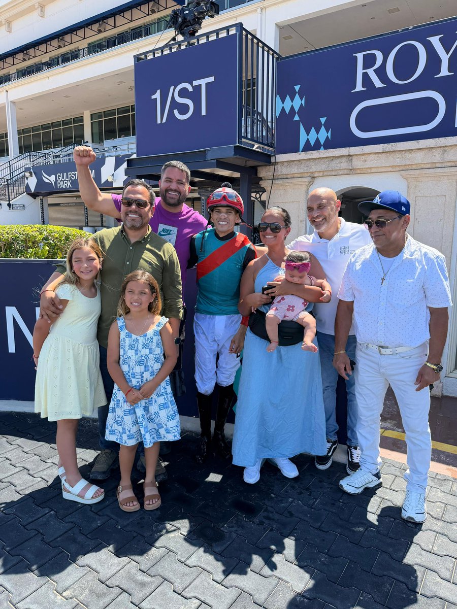 JLDangeloDuran's tweet photo. Aprendiz venezolano RAFAEL DUMONT logró su 1ra victoria ayer viernes en USA con La Cyber en Gulfstream pupila de José M. Castro

Fotos del chino @AntelizJr con los paisanos Edgar Pérez, @SamyCamacho1 , David Boraco, @yoltorresjockey y @LeojockeyReyes y bautizándolo José Padrón https://t.co/eIAbZPJ217
