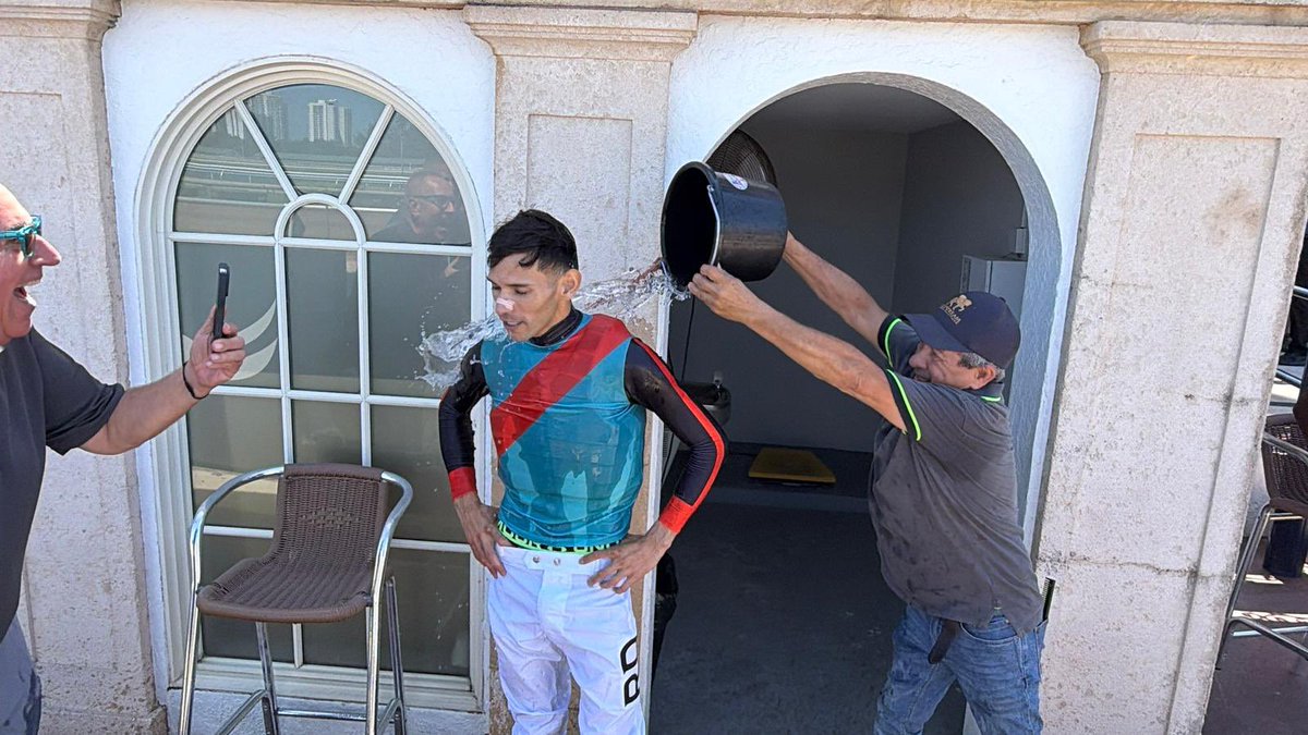 JLDangeloDuran's tweet photo. Aprendiz venezolano RAFAEL DUMONT logró su 1ra victoria ayer viernes en USA con La Cyber en Gulfstream pupila de José M. Castro

Fotos del chino @AntelizJr con los paisanos Edgar Pérez, @SamyCamacho1 , David Boraco, @yoltorresjockey y @LeojockeyReyes y bautizándolo José Padrón https://t.co/eIAbZPJ217