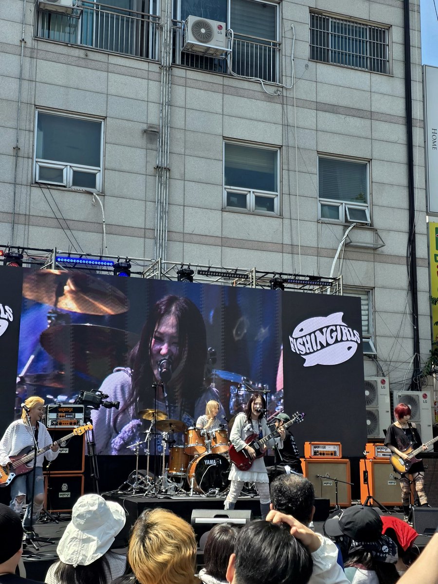 messenger_yoon's tweet photo. 연남동 한복판에서 열린 연남그라운드락페스티벌
언오피셜 공연을 시작으로 
보고 싶었던 피싱걸스도 보고 
재만 형님의 가장 행복한 모습도 보고 
알차게 보내고 걸어서 퇴근! 
밥도 못먹고 고생하신 스텝분들께 감사드립니다
내일은 전남 장성으로!
#연남그라운드 https://t.co/SHNyWUCK8z
