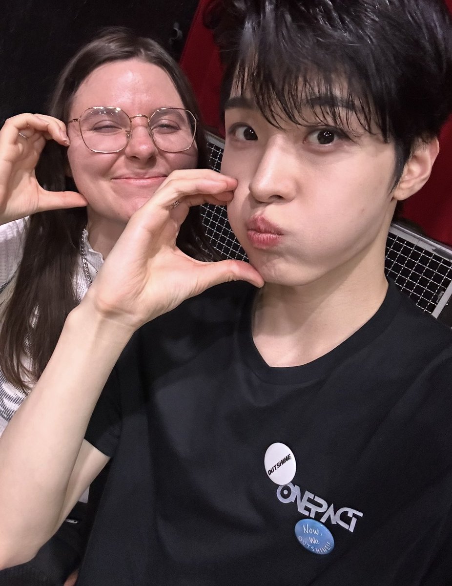 elena_mooo's tweet photo. Idk why i closed my eyes on the selfie with Seongmin…maybe because of his cuteness💕😄 

But i definitely will go when they come back to europe 🥰

#onepactinbochum #ONEPACT_OUTSHINE #EU_TOUR https://t.co/YhTRtBDDPq