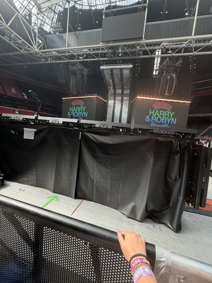 artheartHarry's tweet photo. Barricade 🫶 https://t.co/gJYjDivCS0