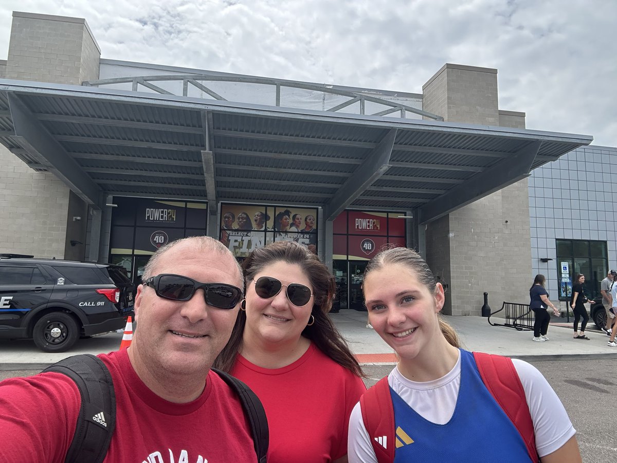 zewski5's tweet photo. From weekend basketball selfies to graduation! On to the next chapter of life. Congrats girl! GO BE GREAT!
@ARadaszewski @rowanradaszewsk https://t.co/BpPYKcObo5