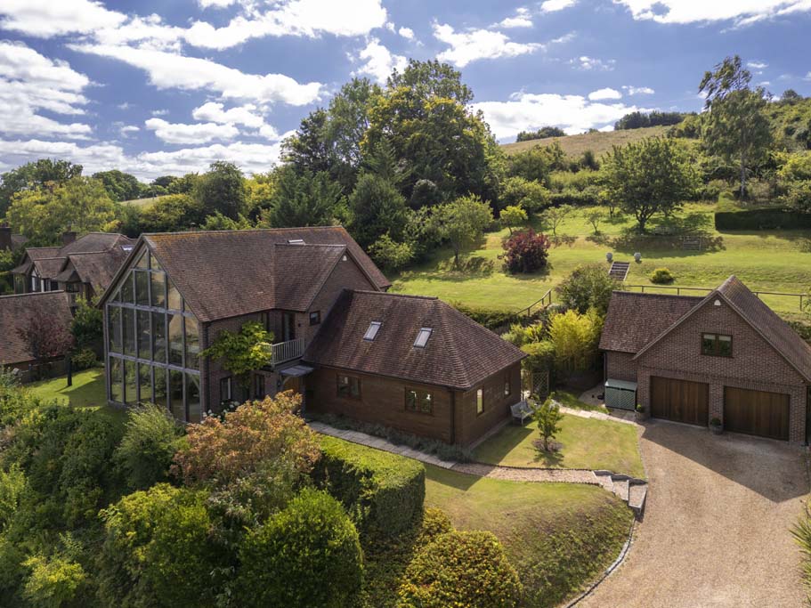 Warmingham's tweet photo. A beautifully designed family house built in 2006, detached double garage, &amp; with wonderful countryside views. Oakridge House, Rectory Road, Streatley-on-Thames, Berkshire, RG8 9QA / £2,000,000 #OpeningNewDoors #Property #EstateAgent #RealEstate
 https://t.co/UB57QMcsm8 https://t.co/7bME3NZLvJ