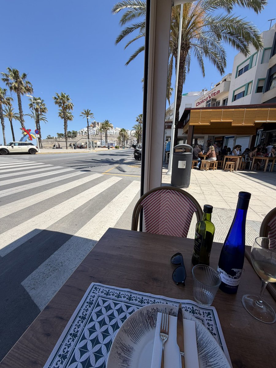 Pucksnacket's tweet photo. 34 grader, kallt vin,  skaldjur, underbart sällskap. Peñíscola levererar 🥰🥰 https://t.co/Ml2srwAj8m