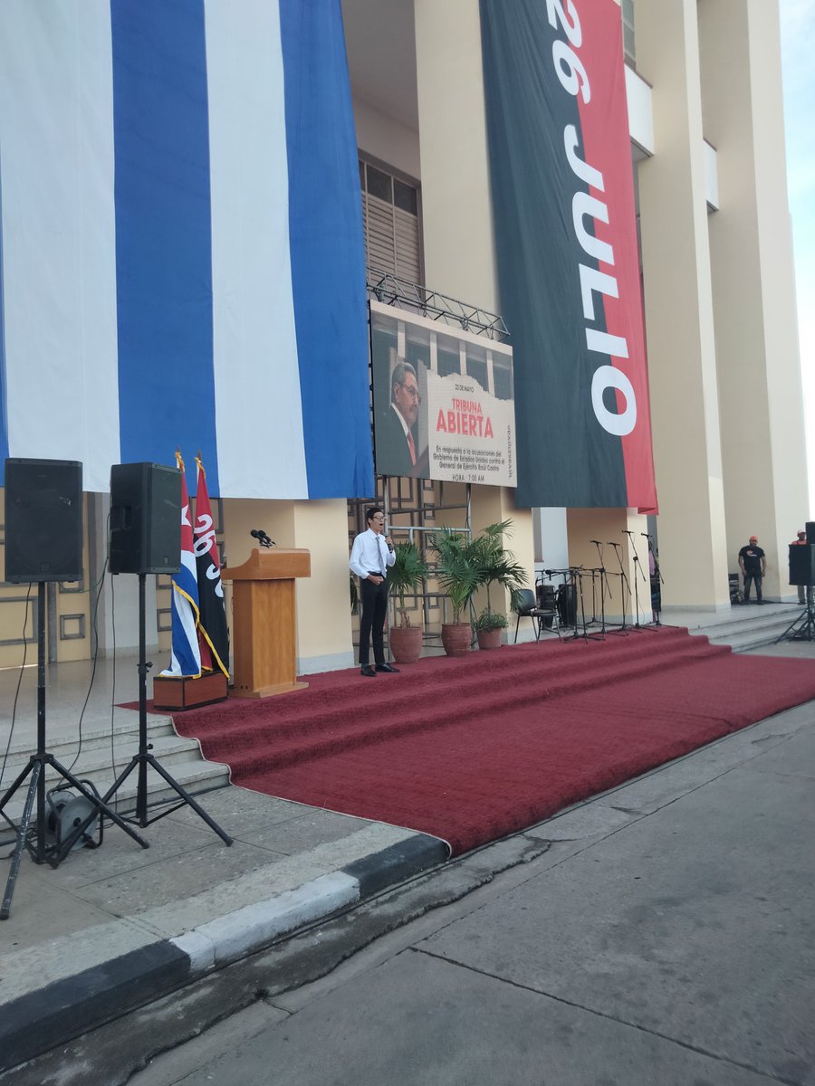 vhugoleyva's tweet photo. En la defensa de un símbolo de nuestra Revolución, #SantiagodeCuba vuelve al lugar donde comenzó el liderazgo de #RaulEsRaúl  para confirmar que #LaPatriaSeDefiende @PartidoPCC @PresidenciaCuba @AsambleaCuba @BeatrizJUrrutia @DiazCanelB https://t.co/rrXjtOUZ9e