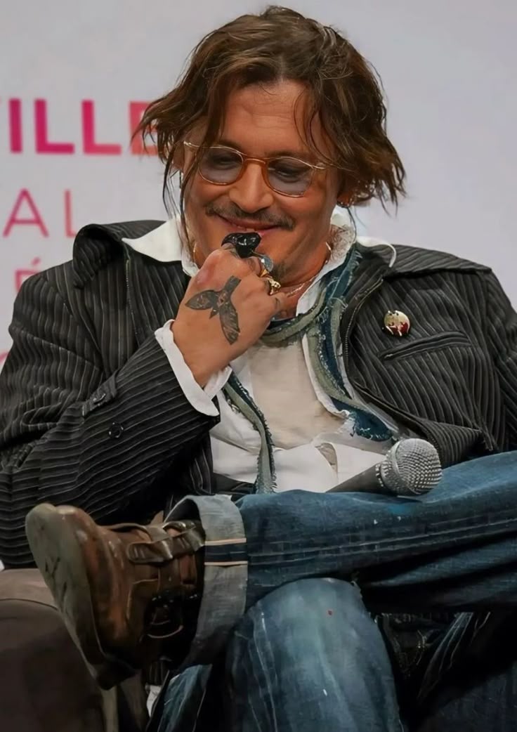 Johnny Depp tweet media
