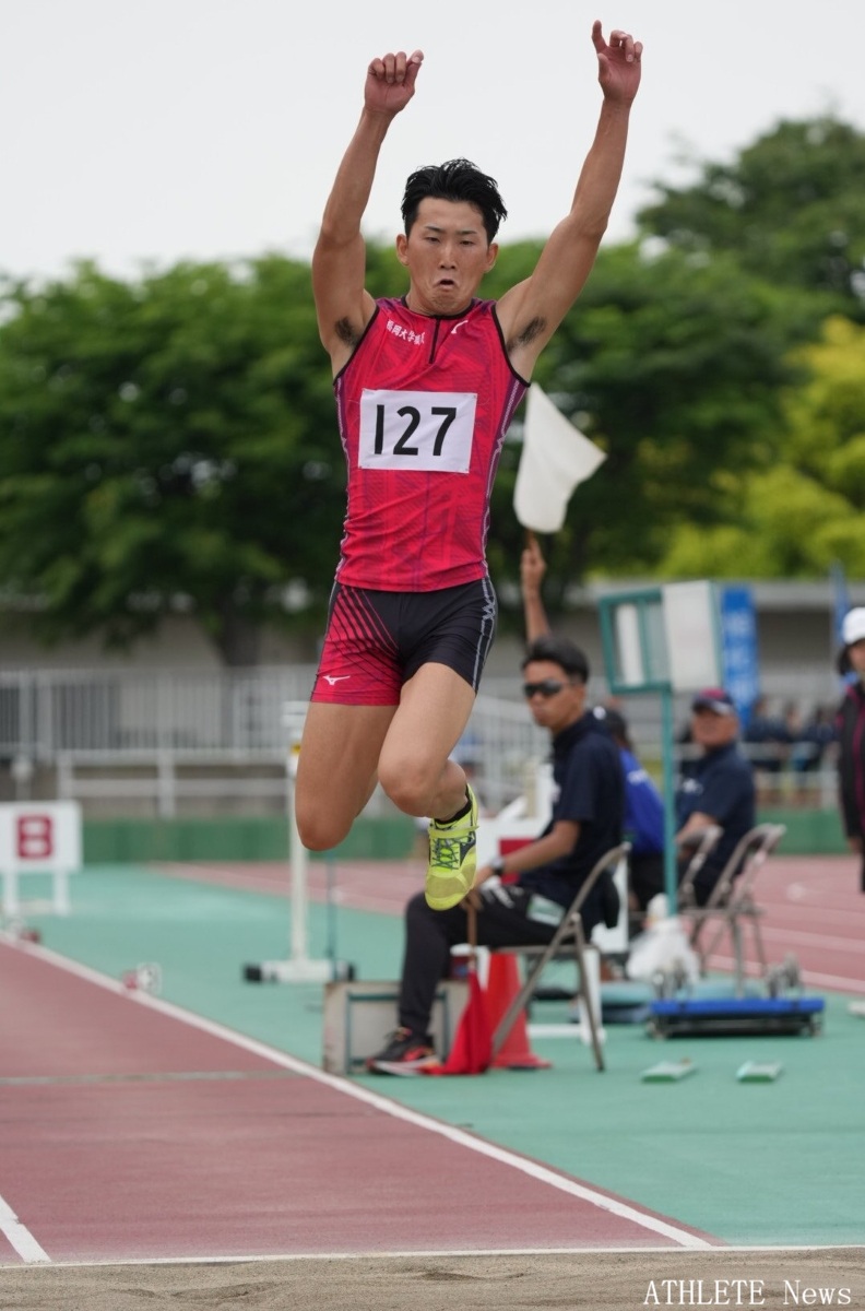 ATHLETE__news's tweet photo. 第69回九州実業団陸上競技選手権大会 初日
男子三段跳決勝
優勝
安立雄斗（福岡大学職）16m29+1.2
#九州実業団選手権 https://t.co/oHY4UW3yxu
