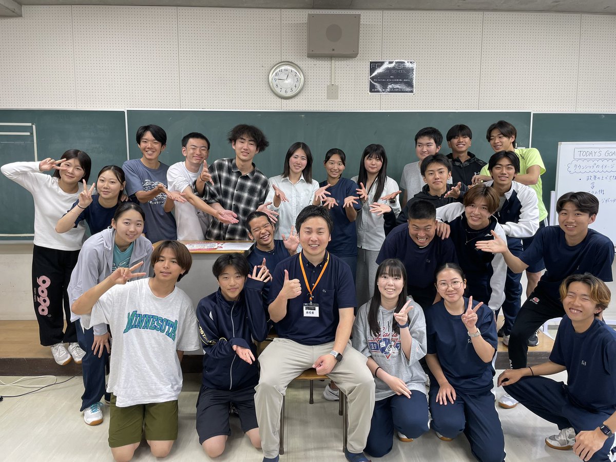 shotaHLS's tweet photo. 【27人⭐︎27通りの進路に向けて】

この3月まで福岡女子商業高校で5年間校長を務められた柴山翔太さんをお招きし、3年生向けの進路講座と職員研修を実施しました。

柴山さんといえば、30歳での校長就任が大きな話題となり、ご著書『君が校長をやればいい』は多くの新米校長の背中を押してくれました。

今回は3年生の選択肢の一つでもある総合型選抜入試の概要や小論文との向き合い方について、これまでの実践を基に詳しくレクチャーしていただき、生徒もコーチも一気に解像度が上がった感じがします。

ただあくまでも柴山さんが目指すのは、大学入試のクリアではなく、その生徒自身の人間的な成長であり、子どもたちへの深い愛情を感じる時間でした。柴山さん、ありがとうございました。

さて、6月2日(火)の夜は、福岡⭐︎天神で出張学校説明会です！DXの第一人者・森戸裕一さん、またトヨタ自動車(GarrawayF)の皆様にお力添えいただき、生成AI時代に必要な学びについてお話しします。

中学生や保護者はもちろん、教育関係者やビジネスマンの皆様でも、どなたでもご参加いただけます。ぜひ意見交換しましょう！