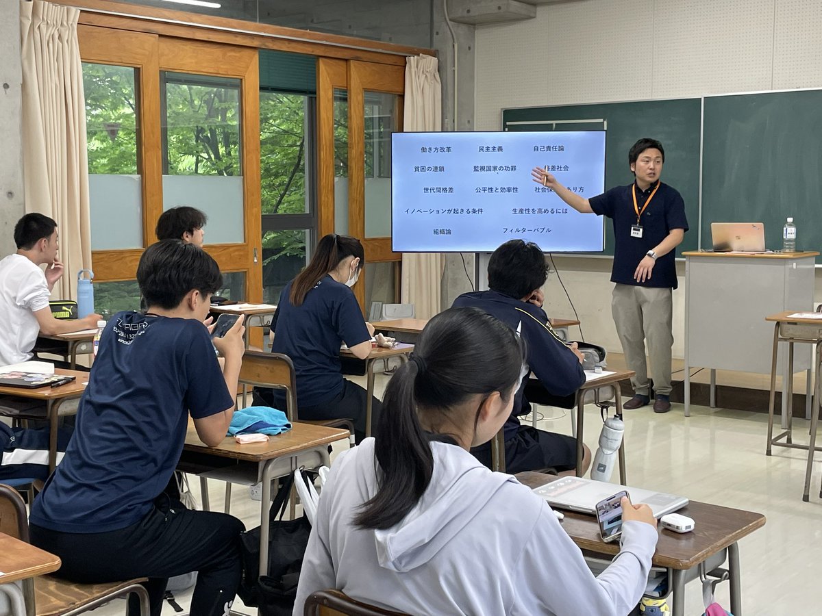 shotaHLS's tweet photo. 【27人⭐︎27通りの進路に向けて】

この3月まで福岡女子商業高校で5年間校長を務められた柴山翔太さんをお招きし、3年生向けの進路講座と職員研修を実施しました。

柴山さんといえば、30歳での校長就任が大きな話題となり、ご著書『君が校長をやればいい』は多くの新米校長の背中を押してくれました。

今回は3年生の選択肢の一つでもある総合型選抜入試の概要や小論文との向き合い方について、これまでの実践を基に詳しくレクチャーしていただき、生徒もコーチも一気に解像度が上がった感じがします。

ただあくまでも柴山さんが目指すのは、大学入試のクリアではなく、その生徒自身の人間的な成長であり、子どもたちへの深い愛情を感じる時間でした。柴山さん、ありがとうございました。

さて、6月2日(火)の夜は、福岡⭐︎天神で出張学校説明会です！DXの第一人者・森戸裕一さん、またトヨタ自動車(GarrawayF)の皆様にお力添えいただき、生成AI時代に必要な学びについてお話しします。

中学生や保護者はもちろん、教育関係者やビジネスマンの皆様でも、どなたでもご参加いただけます。ぜひ意見交換しましょう！