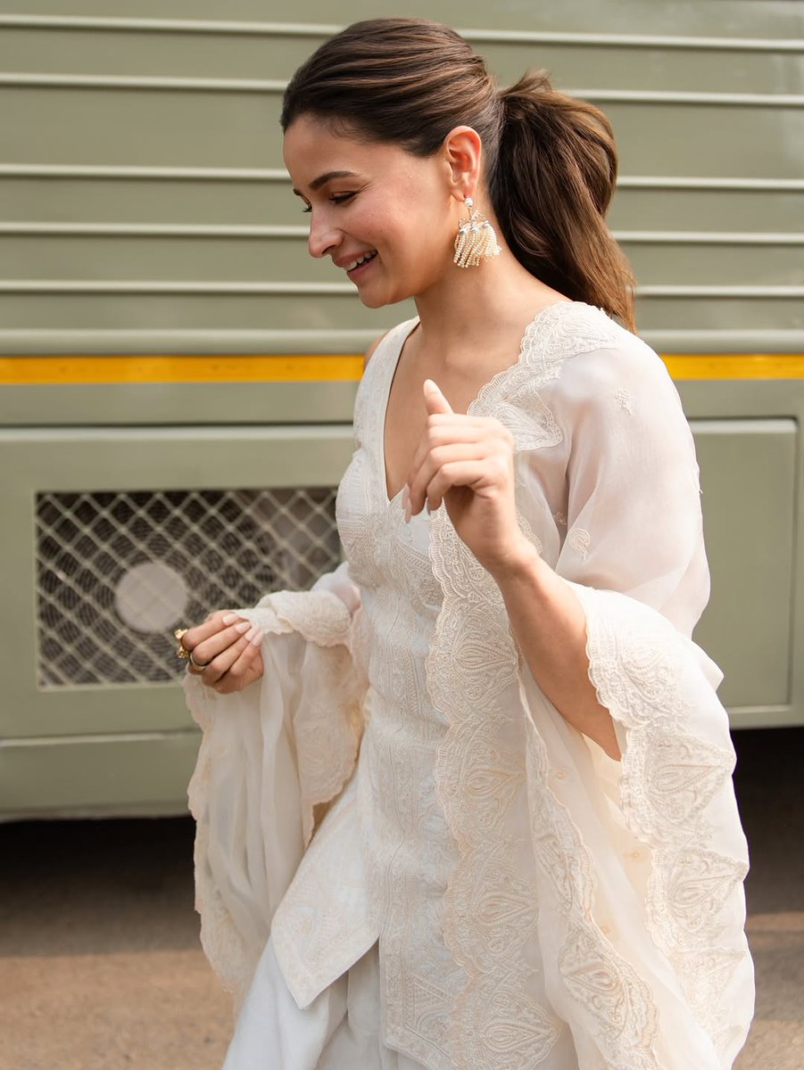 stylebyami's tweet photo. Whites, pearl chandeliers, and a Farshi Salwar (thank you for correcting me 🤍) tradition, but make it chic.  in custom

Styled by  with

Earrings:
Shoes:
Assisted by:
Interns:
Hair:
Makeup:
Photos:
Managed by: https://t.co/ZlpykjVfLM