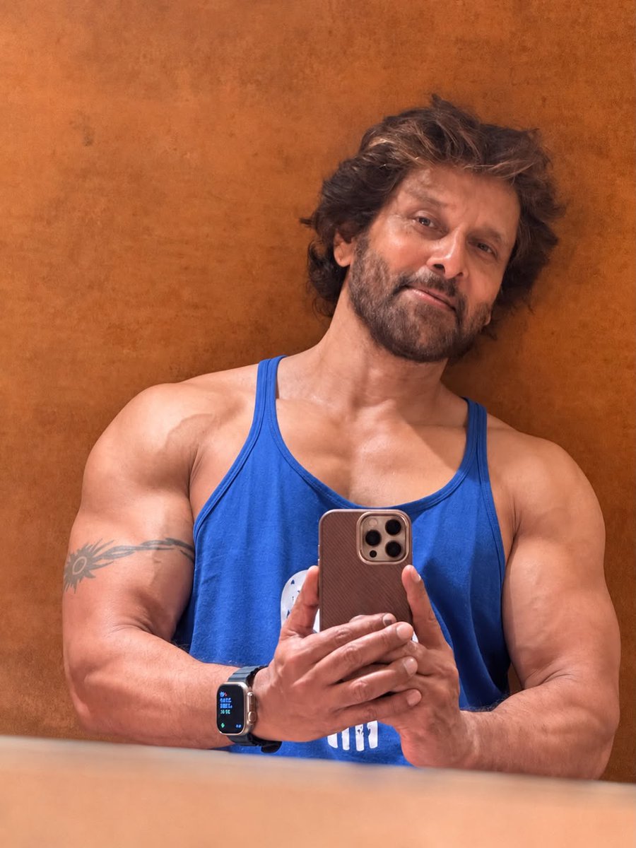 chiyaanCVF's tweet photo. Not a physique… a full-blown weapon of mass aura! 🔥 @Chiyaan stays lethal 🐐

#ChiyaanVikram #Chiyaan63
@sooriaruna @Kalaiazhagan15 @proyuvraaj https://t.co/ZQPlJdBzEG