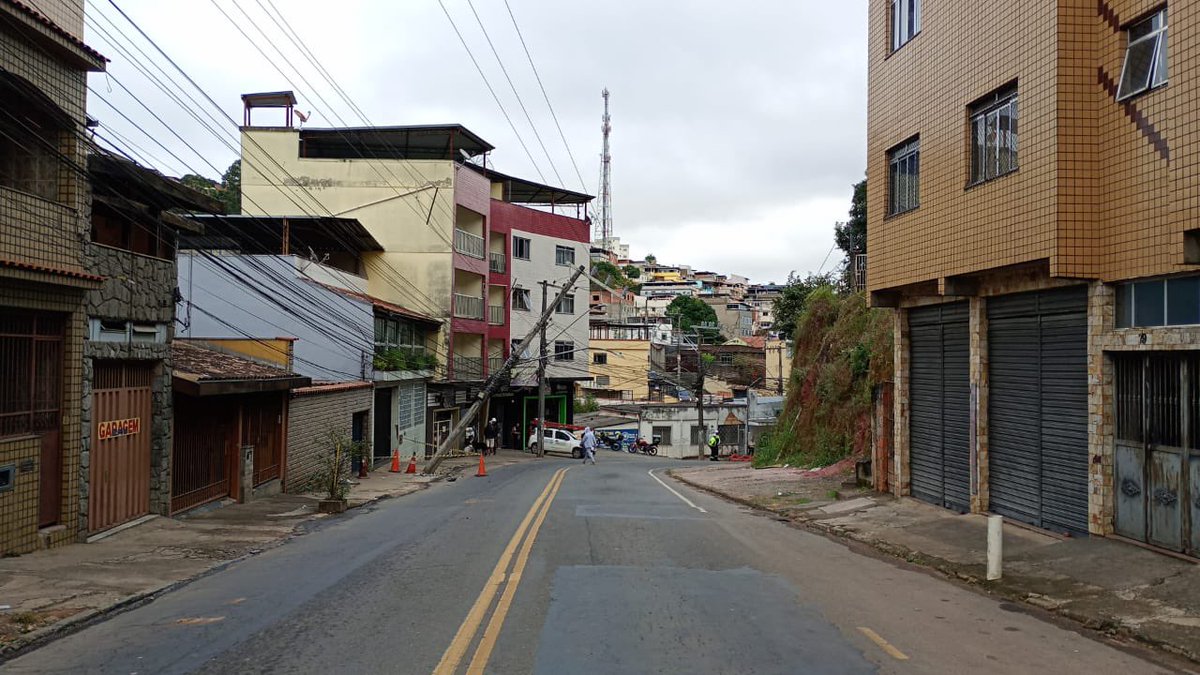 PJFemAlerta's tweet photo. PJF INFORMA 

A Rua Francisco Cerqueira Cruzeiro, no bairro Santo Antônio, está totalmente interditada nos dois sentidos após um veículo colidir contra um poste, que ficou tombado sobre a via. https://t.co/hBiqvOyr78