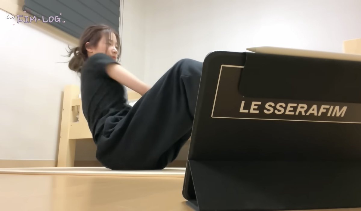 8_rivi's tweet photo. Le Sserafimカズハの体型維持法！🗒️✏️
習慣づいてるんだろうけど普通にレベル高いт⩊т

・忙しくてもほぼ毎日家で運動する
・有酸素運動で体脂肪を燃やしていく
→もう癖がついてるからしんどくない
・レッグレイズやプランクも毎日
・家で音楽を流して踊ることもある
・腹筋作りに時間をかける
・野菜は大きいままバクバク食べるのが好き
・ハニーはちみつラテが好き
・頭がスッキリするからアイスアメリカーノも好き
・おやつにヨーグルトを食べることが多い
→ドライマンゴーをヨーグルトに入れて一晩寝かせてから食べると最高の味になる🥭🥣
・マヌカハニーで免疫力を高める